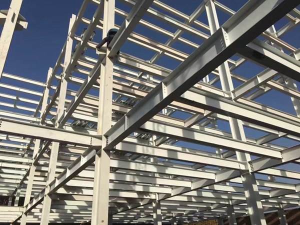 多層鋼結(jié)構(gòu)廠房的樓承板施工，這三個問題要多注意